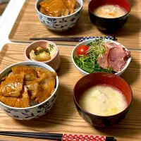 Snapdishの料理写真:豚丼
長芋フライ
たん塩サラダ
助だちと長ネギのお味噌汁|しーちゃんさん