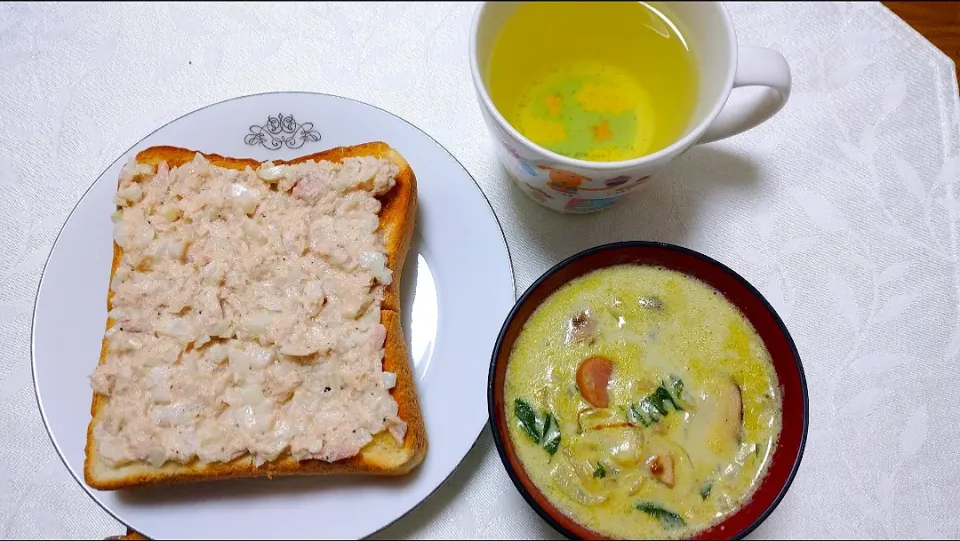 11/27の朝食
ツナ🐟トースト
ケールパウダー入り豆乳スープ|卯月さん