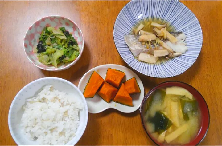 １１月２５日　鱈のフライパン蒸し　レタスとごまのりサラダ　かぼちゃの塩煮　わかめとねぎと油揚げのお味噌汁|いもこ。さん