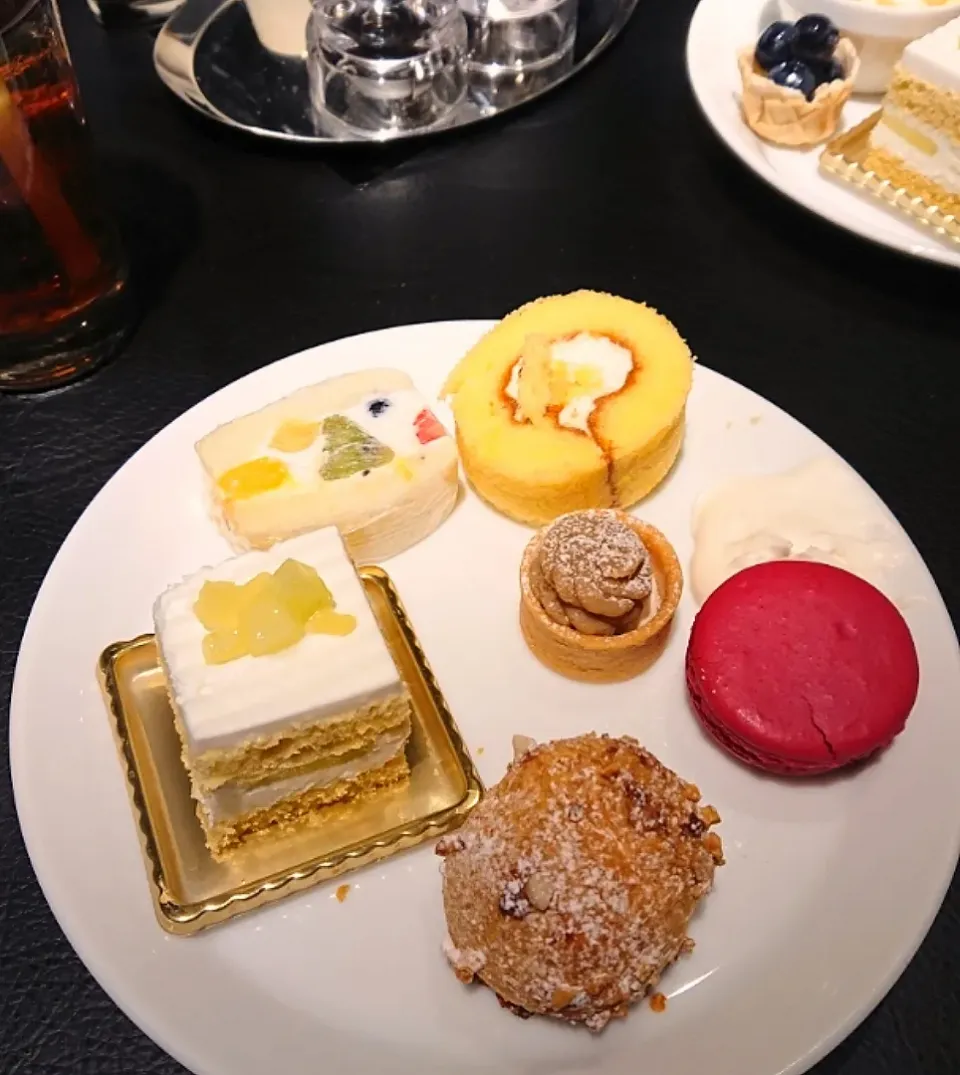 ホテルニューオータニ
ビュッフェ

ワンピース1500円
1口で食べれそうなスーパーメロンショートケーキ|きんきんさん