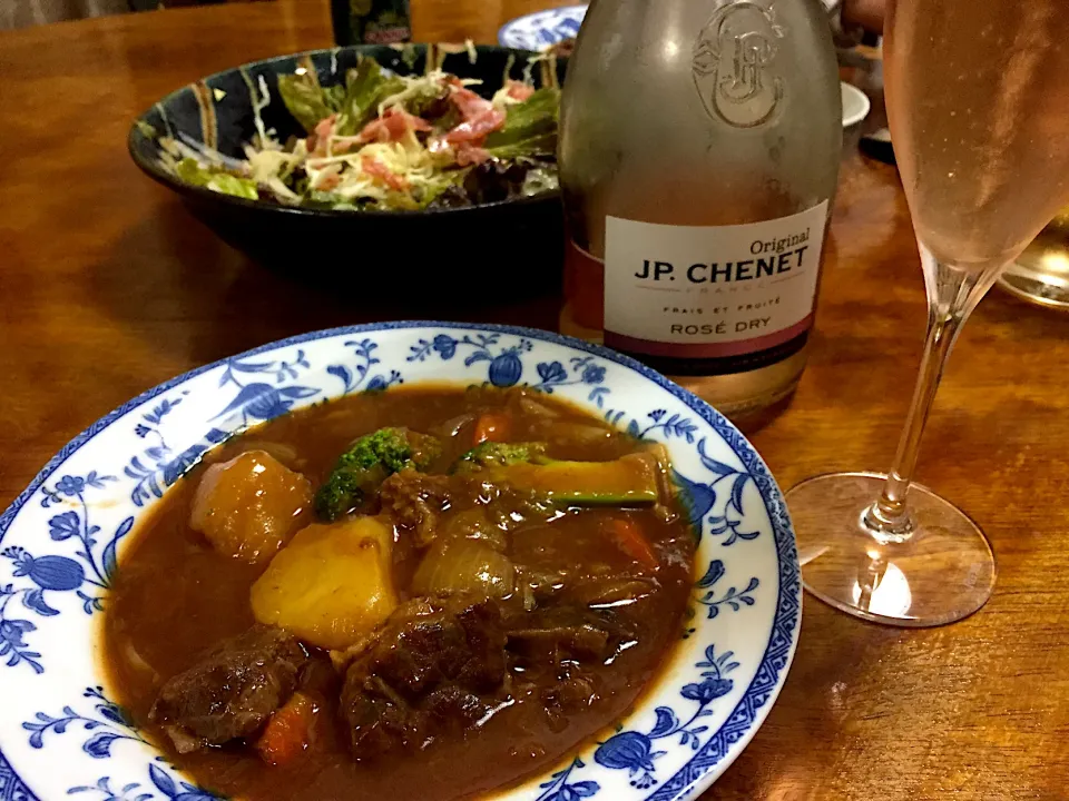 ビーフシチューとスパークリングワインで晩餐♪|さんだーさん