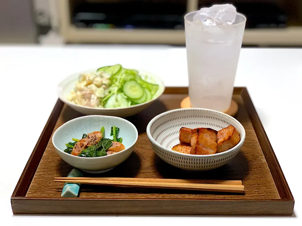 Snapdishの料理写真:晩ごはん。
ポテトサラダ、ほうれん草のバター醤油炒め、
ローソンのやきとん。|yukiさん