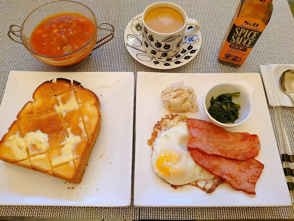 休日の朝ご飯🍴☕🍞🌄
●トースト🍞
●目玉焼き🍳
●厚切りベーコン🥓
●ミネストローネ
●春菊のナムル
●ポテトサラダヾ(´︶`*)ﾉ♬
●コーヒー☕|yokoさん