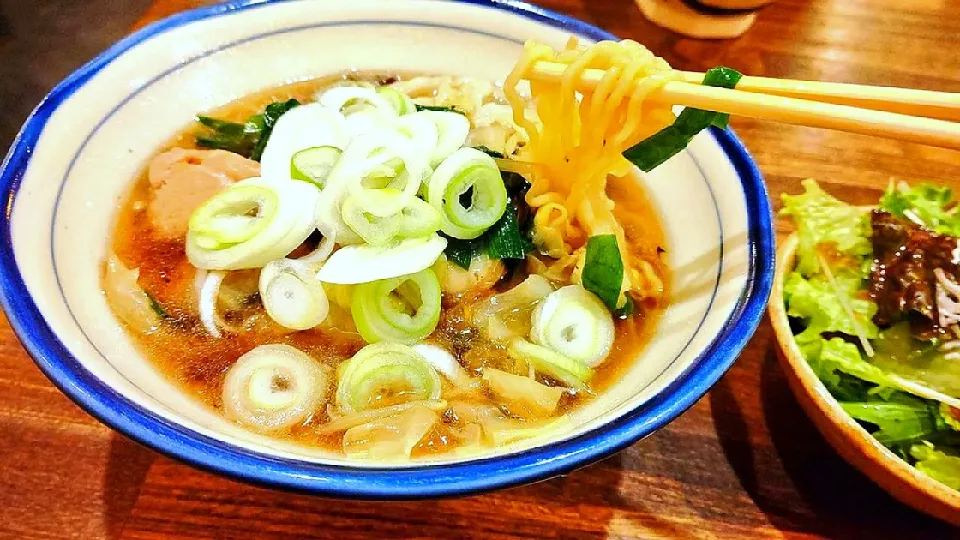 Snapdishの料理写真:賄い飯🍚　鶏醤油ラーメン　黒ニンニク風味　ネギ山盛り|Gauche Suzukiさん