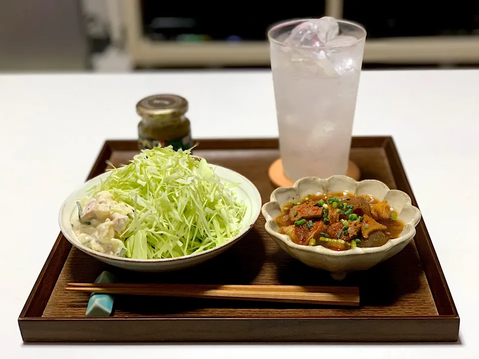 千切りキャベツとポテトサラダ、牛すじ煮込み。|yukiさん