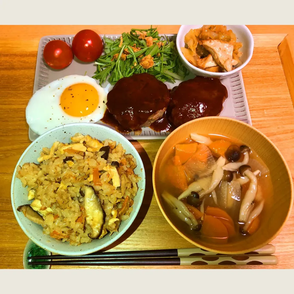 炊き込みご飯、ハンバーグ、味噌汁、キャベツと厚揚げのうま煮、水菜サラダ|erikaさん