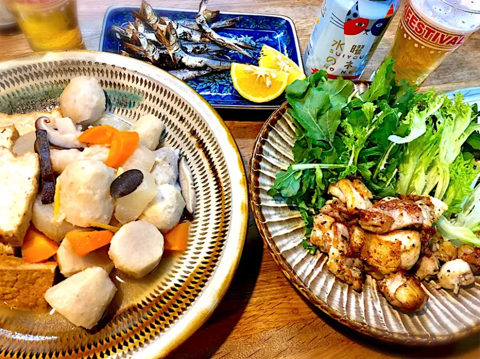 Snapdishの料理写真:厚揚げと根菜の煮物                                          鳥もも肉のスパイシーソテー                             メザシ|じゅんさんさん