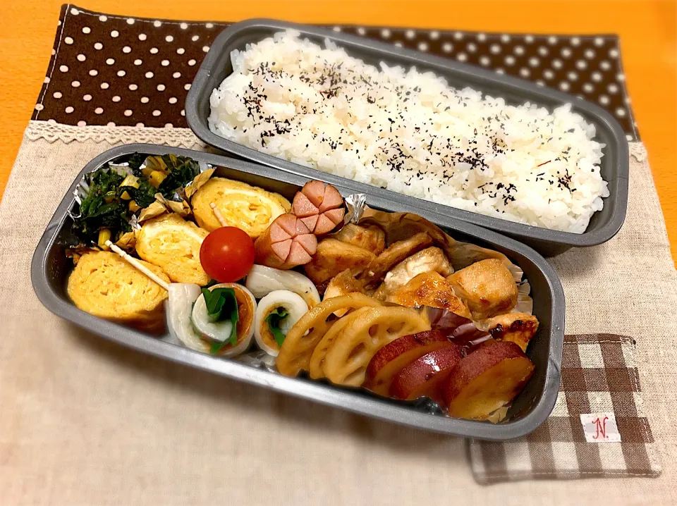 Snapdishの料理写真:めかじき生姜焼き🐟卵焼き🍳さつま芋＋蓮根甘辛醤油🍠竹輪大葉梅🌀ウインナー🌸ほうれん草コーン🍅🍚🌽|あやこさん