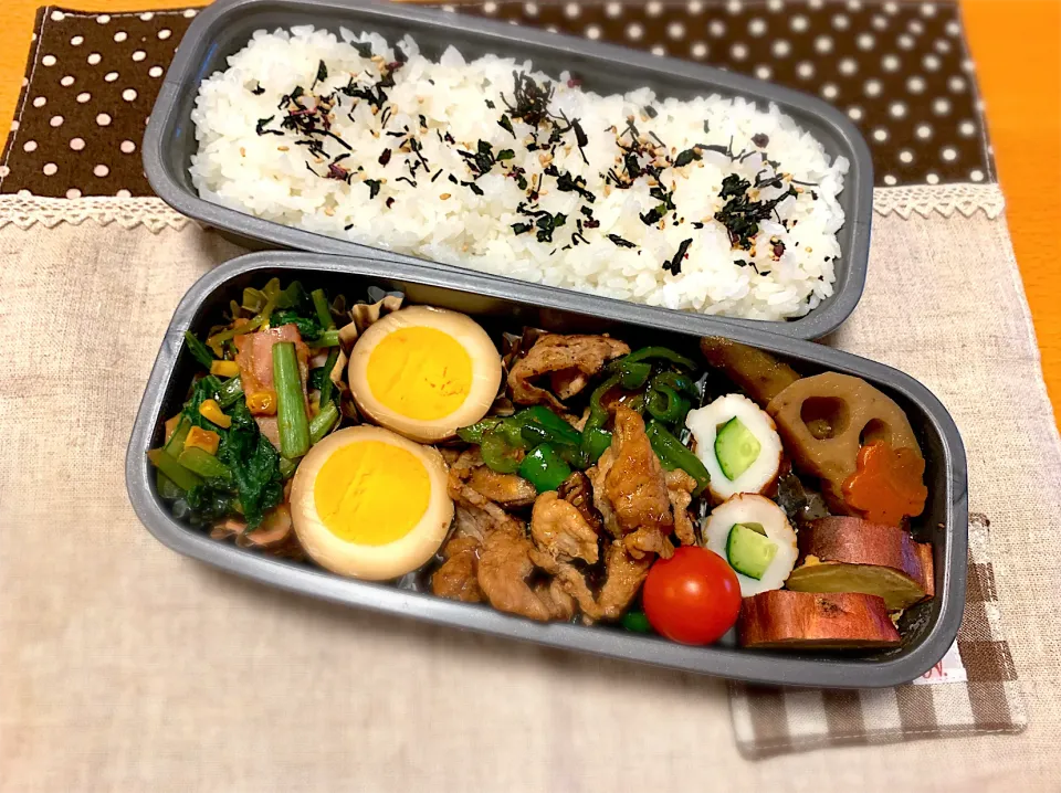 豚ピーマンソテー  🐖煮卵🥚小松菜コーンベーコン🥬🌽🥓竹輪胡瓜🥒筑前煮🥕焼き芋🍠🍅🍚|あやこさん