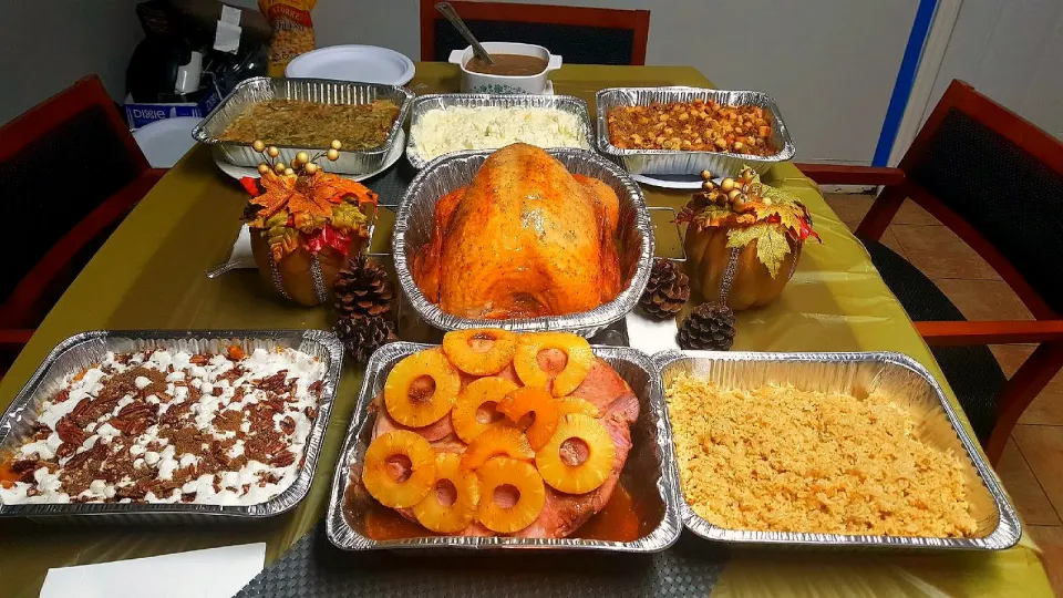 Snapdishの料理写真:Traditional Thanksgiving Dinner ✌& ❤ 🌏
Fresh Baked Ham, Turkey, Mashed Potatoes,
Sweet potatoes, Brown Rice, French Cut Green Beans Salad, Homemade Gravy and Stuffing.|Frank Ortizさん