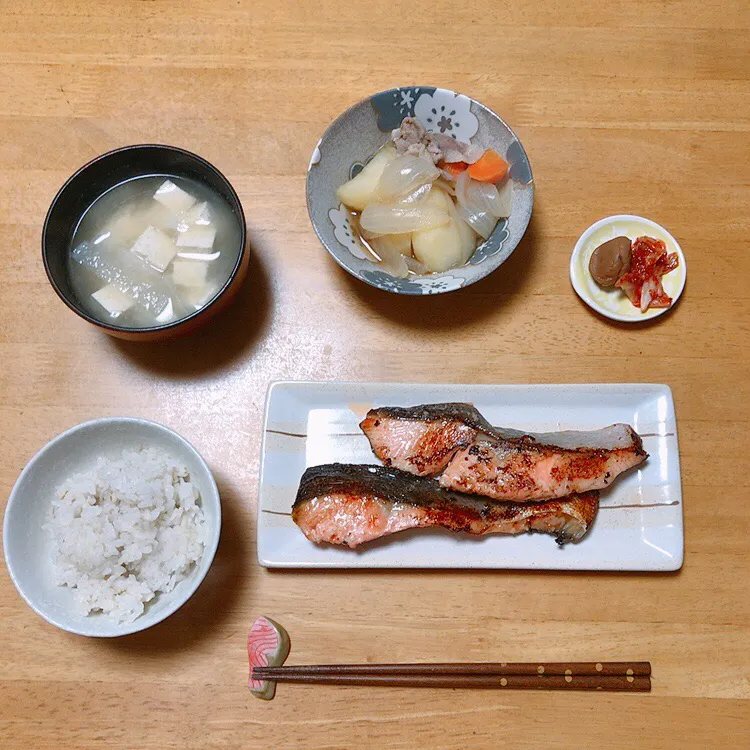 鮭の塩麹焼き🐟　肉じゃが|ちゃみこさん