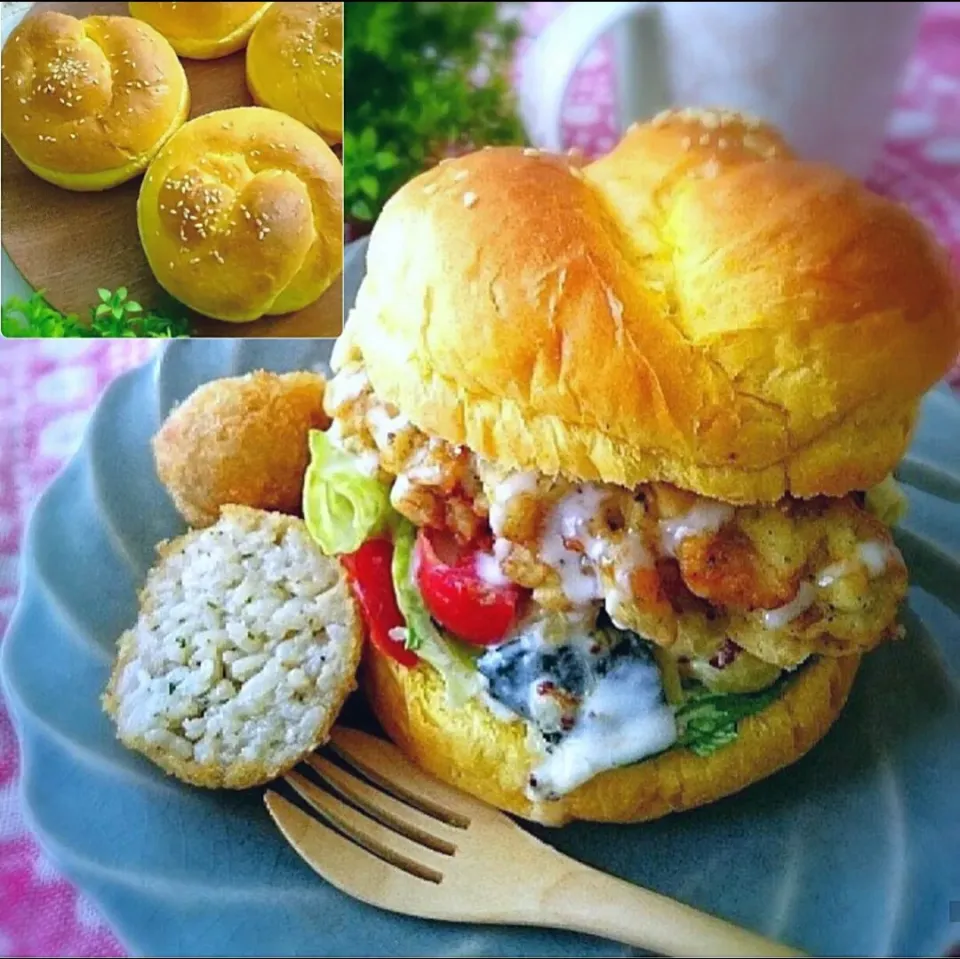 キャロットバンズ de
【 チキンタツタバーガー 】

おはようございます🐔💕
朝からジャンキーな始末飯 😁

残った丸鶏ローストの余り身を使って
チキンタツタを揚げ
お腹に詰めたピラフはライスコロッケに✧

バンズはすりおろしニンジンを加えて
キャロットバンズを焼きました✧|Keitoさん