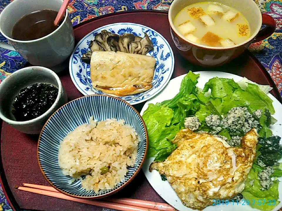 Snapdishの料理写真:よねばーばの朝ごはん
目玉焼きレタス添え
鯖と、舞茸のソテー
ポタージュスープ
炊き込み御飯
もずく酢
生姜ココア|yoneばーばさん