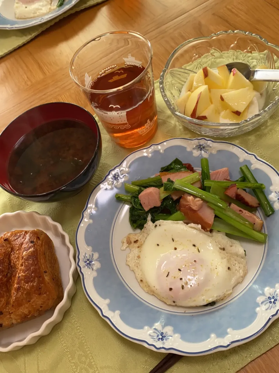 Snapdishの料理写真:小松菜とベーコンの炒め物|ひろりんさん