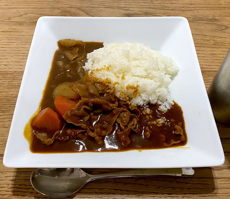 昼ごはん「金曜日のカレー」|ばくあんしゃさん