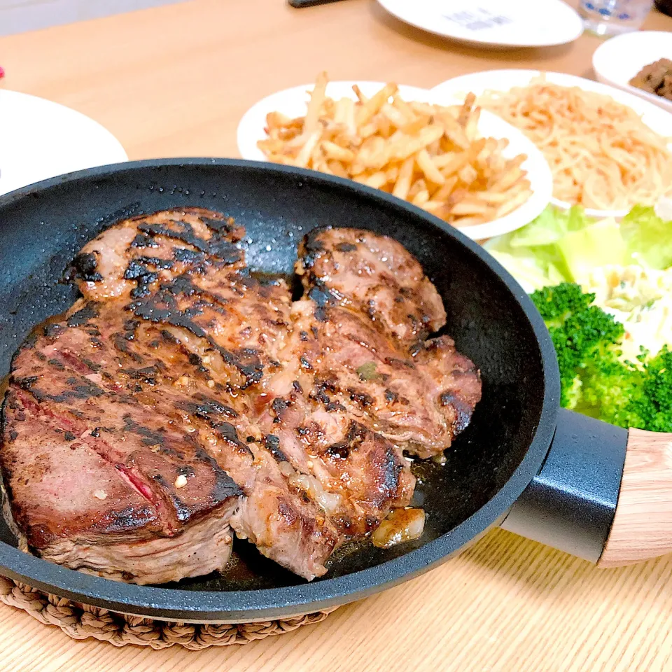 Snapdishの料理写真:1ポンドステーキ🥩|Kirarihahaさん