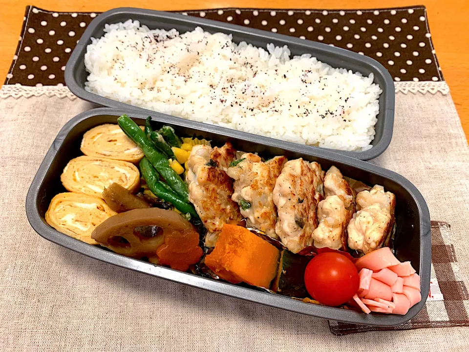 Snapdishの料理写真:鶏胸肉と蓮根のゴロゴロ焼き🐓卵焼き🍳筑前煮🥕かぼちゃ煮物🎃インゲンコーンソテー  🌽ハム🌸🍅🍚|あやこさん