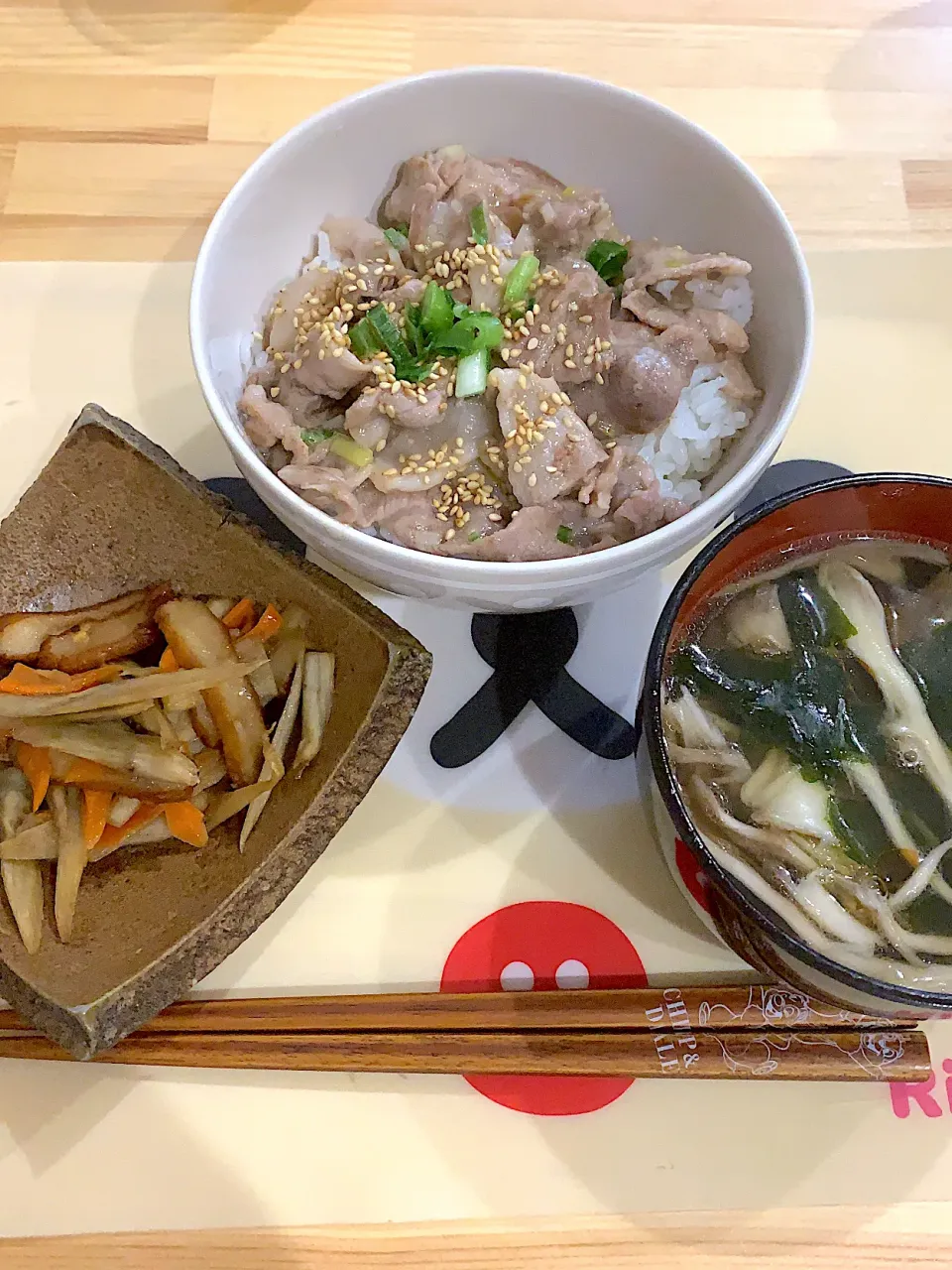 ・ねぎ塩豚丼　・さつま揚げ入りきんぴらごぼう　・舞茸とワカメの中華スープ|ぺろたんさん