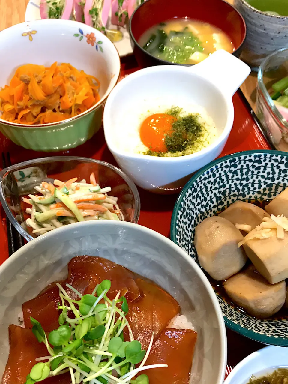 マグロのづけ丼、里芋の煮っ転がし、人参しりしり、山芋とろろ|yukinnkoさん