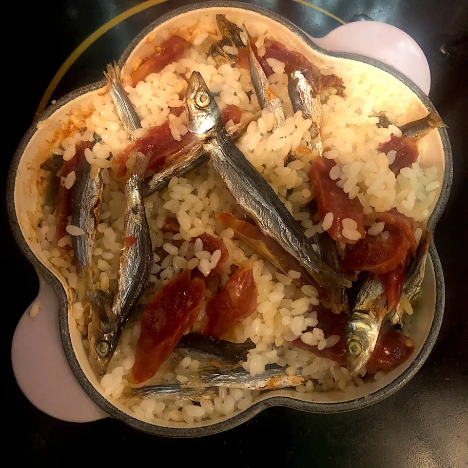 Snapdishの料理写真:臘腸銀魚仔煲仔飯|🌺🌺Anna女王🌺🌺さん