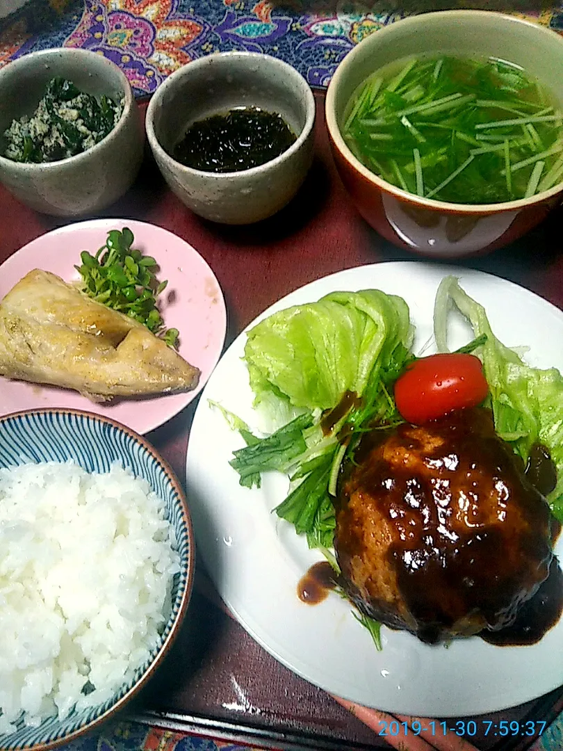 よねばーばの朝ごはん
ハンバーグ
水菜の味噌汁
焼き鯖
もずく酢
白和え
ご飯|yoneばーばさん