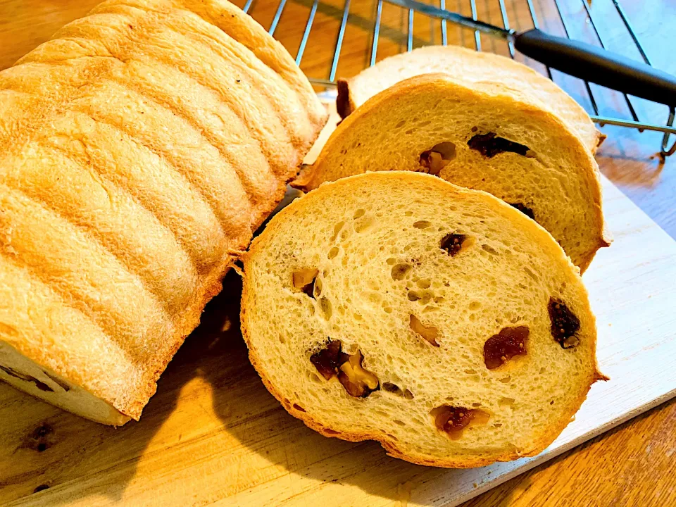 トヨ型パン🥖　無花果と胡桃パン|いちごさん