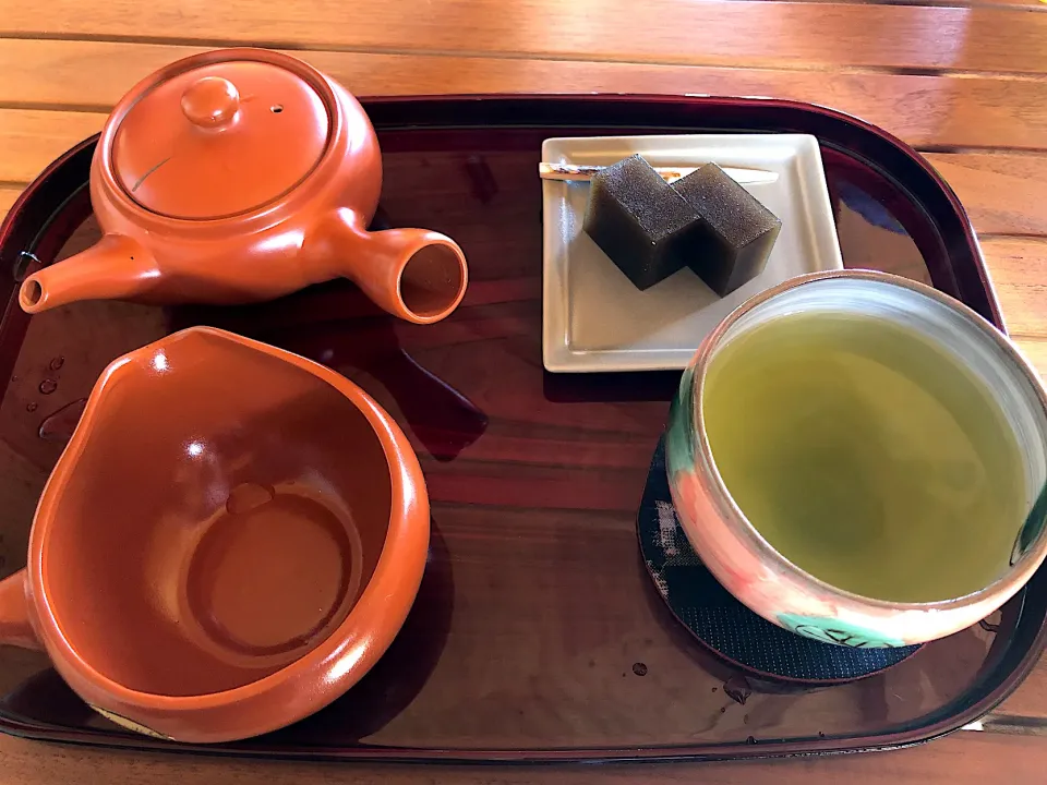 Snapdishの料理写真:緑茶とほうじ茶羊羹🍵|ぽっちゃんさん