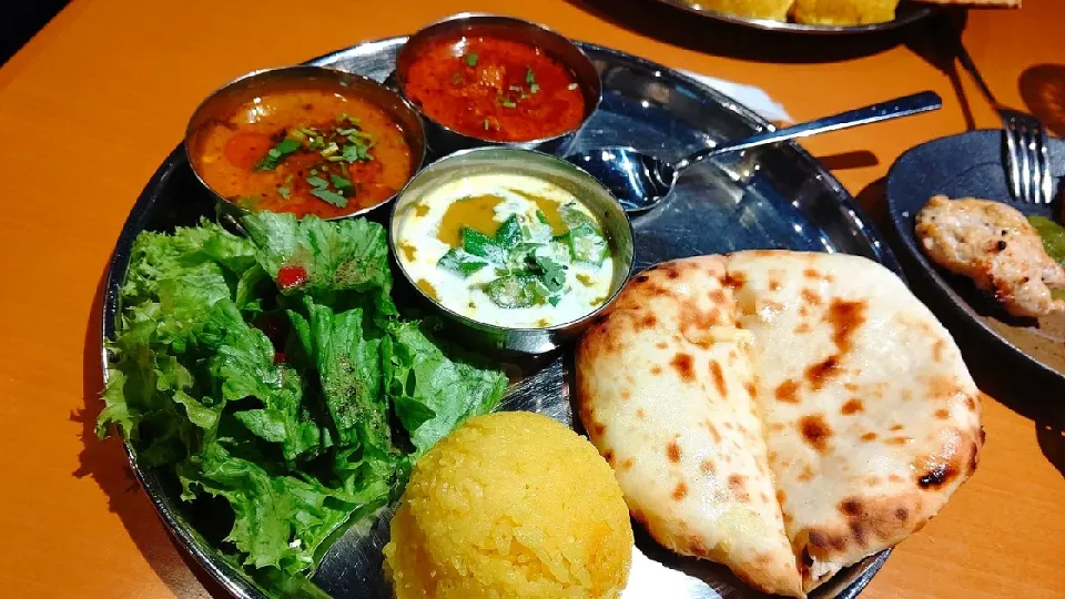 Snapdishの料理写真:外食🏢🍴　
インドカレー三種　辛口ポーク、チキンキーマ、オクラのダルカレー
(チーズクルチャ)|Gauche Suzukiさん