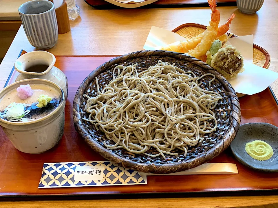 蕎麦処 樹樹　　天ぷざる蕎麦　サックサクの美味しい天ぷらに喉越しよいお蕎麦　つゆもお塩もいいお味！|sakiさん