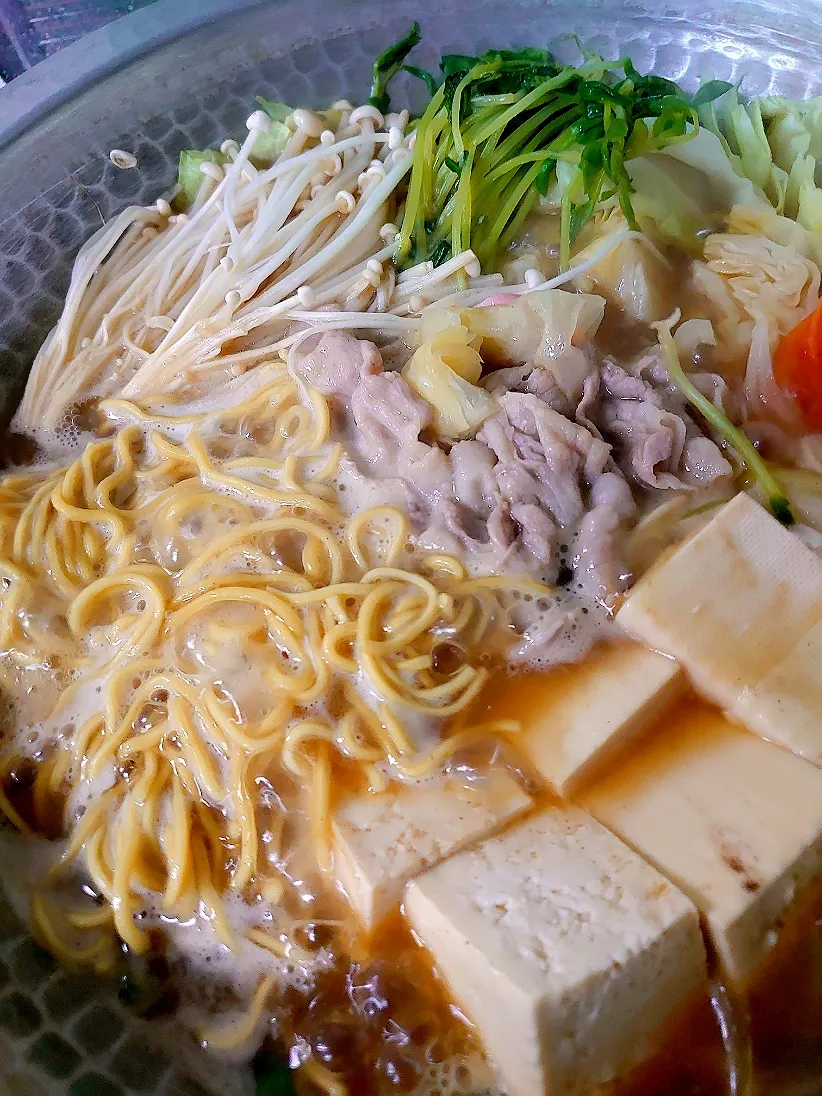 ラーメン鍋にしました🍜
永谷園の煮込みラーメン
しょうゆ味です😋

ちょっと色彩的に…イマイチかな？|🍒ふみりん🍒さん