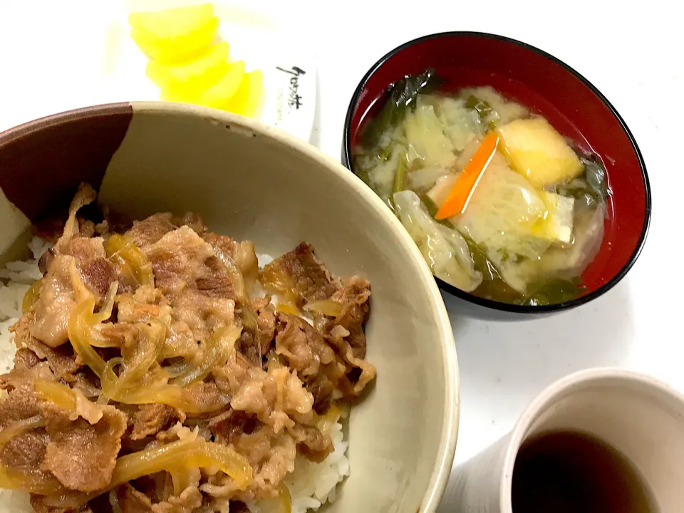 #牛丼#残り野菜のお味噌汁#たくあん|やすあけさん