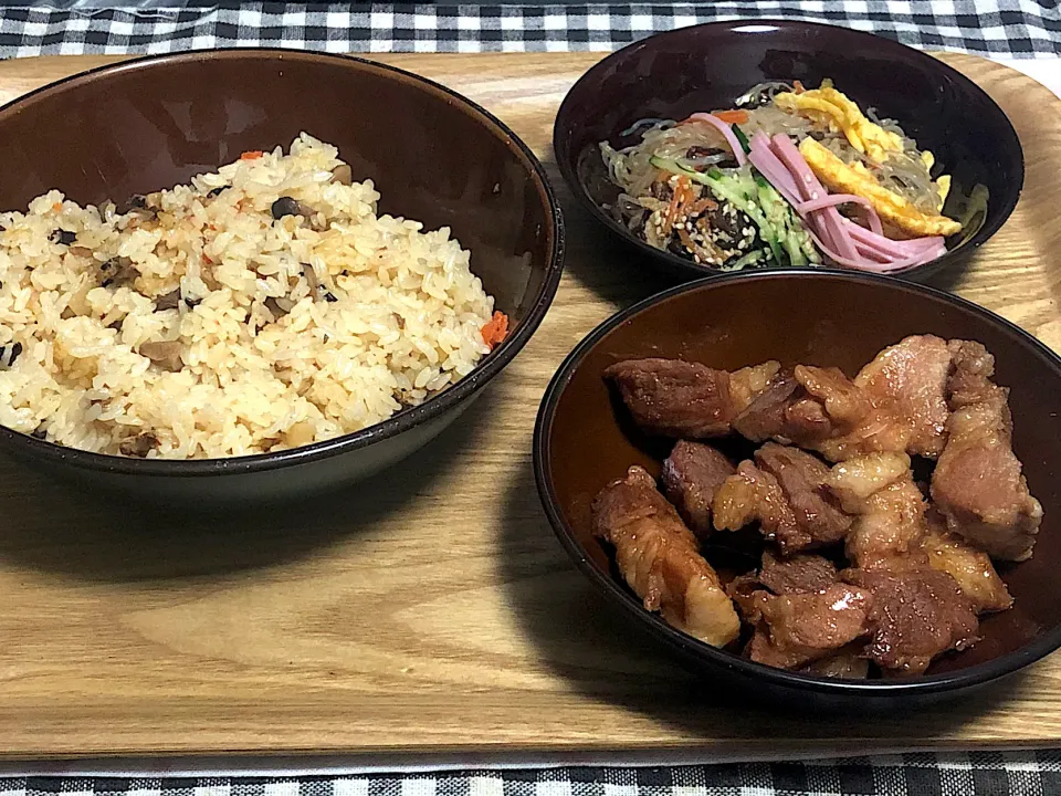 今日の夕食 ☆きのこの炊き込みご飯 ☆豚バラにんにく醤油煮 ☆春雨サラダ|まぁたんさん