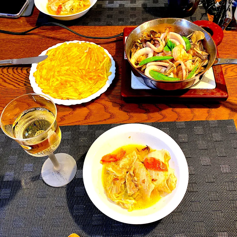 Snapdishの料理写真:海老とイカと舞茸のアヒージョ、ハッシュドポテト、白菜と豚バラのミルフィーユチーズ蒸し鍋、ワイン|yakinasuさん