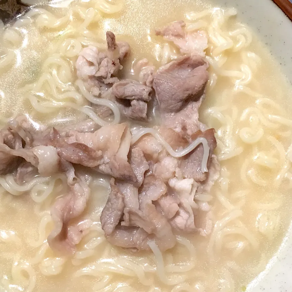 ラーメン🍜 うまかっちゃん インスタントラーメン豚肉は、鹿児島の黒豚。|あきらさん