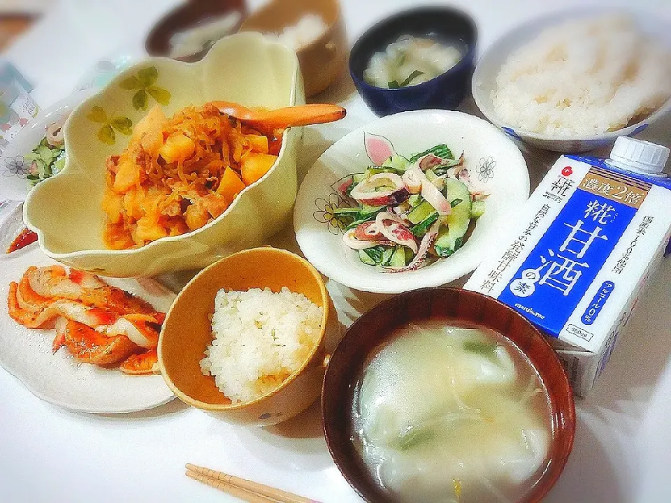 夕食(^ー^)
肉じゃが
ハラスのネギ焼き
きゅうりとイカのサラダ
旨塩餃子スープ|プリン☆さん