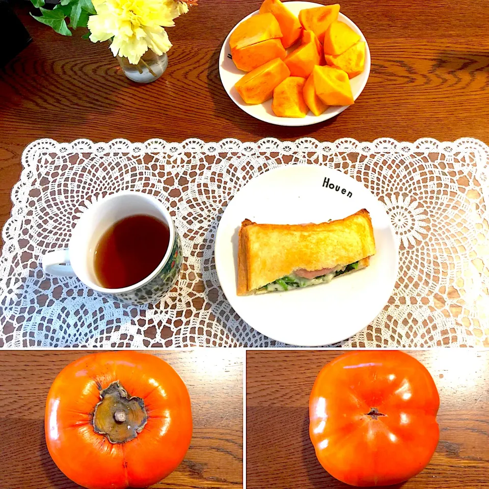 キャベツとチキンのホットサンド、柿、紅茶|yakinasuさん