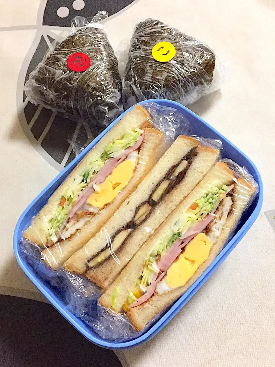 20191201サッカー試合⚽️弁当❗️卵ハムサラダサンドとチョコバナナサンド。補食はおかかと昆布のおにぎり。|hanakoさん