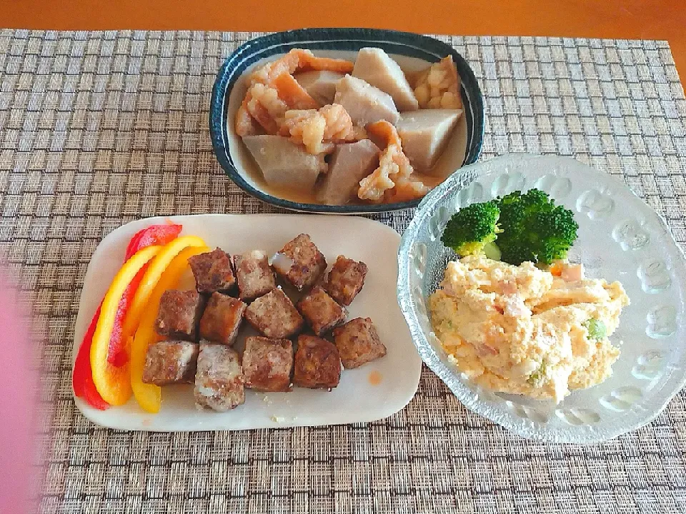 サイコロステーキ  おからサラダ  里芋とイカ天の煮物🍶|chikakoさん