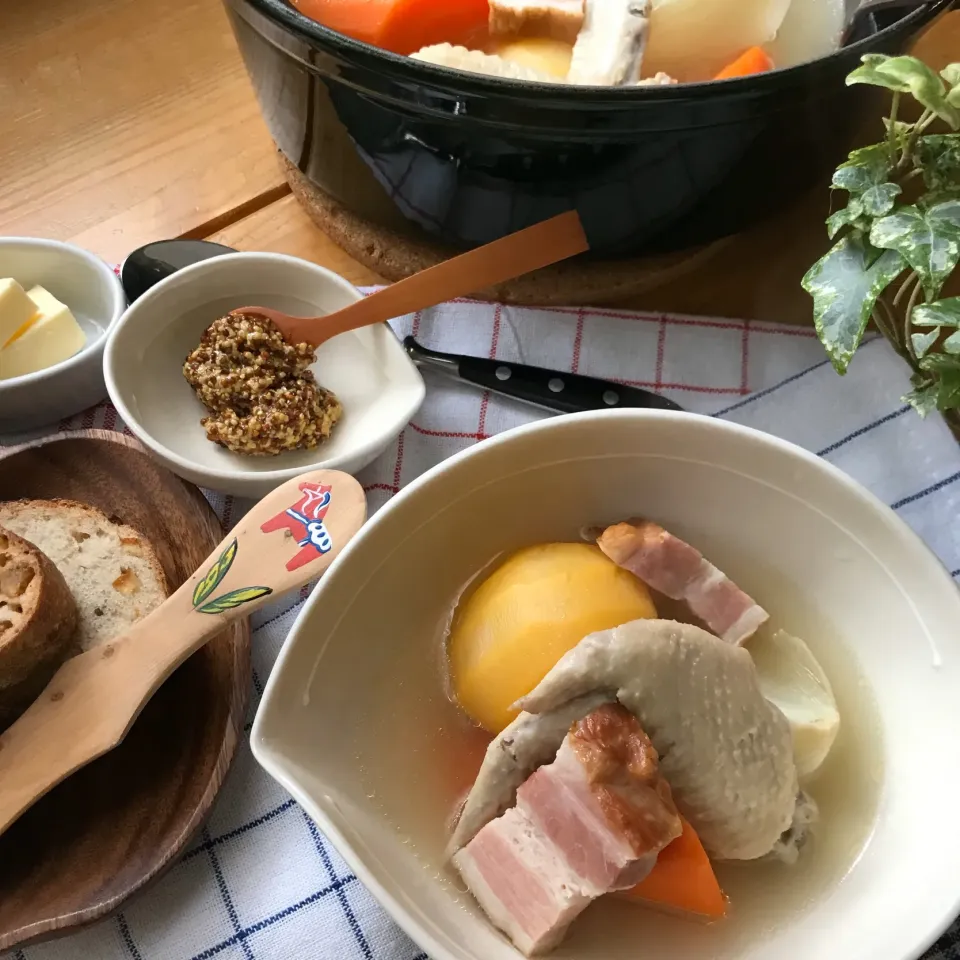 🥕寒い日のお昼は　鶏手羽先のポトフ🥕黄金かぶが　トロうま〜😋|Hollyさん