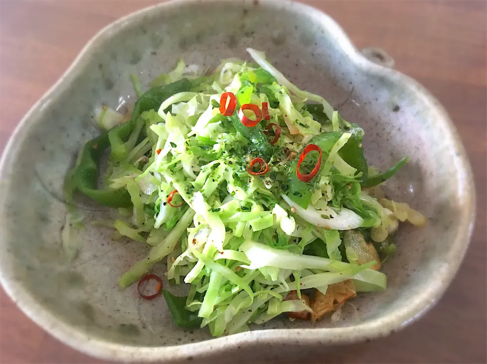 あまり物で昼飲みおつまみ 〜 ベーコンとキャベツ🥬・長ネギのガーリックオリーブオイル炒め。|リフルシャッフルさん