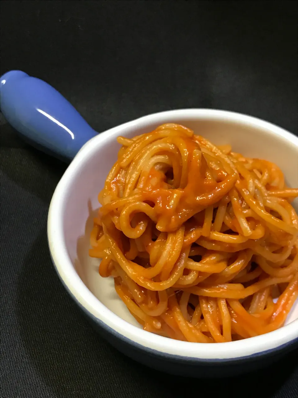 🍝少〜し　お腹が空く時間🕰レンジにお任せ約10分で出来る　トマトチーズクリームパスタ🧀🍅|Hollyさん