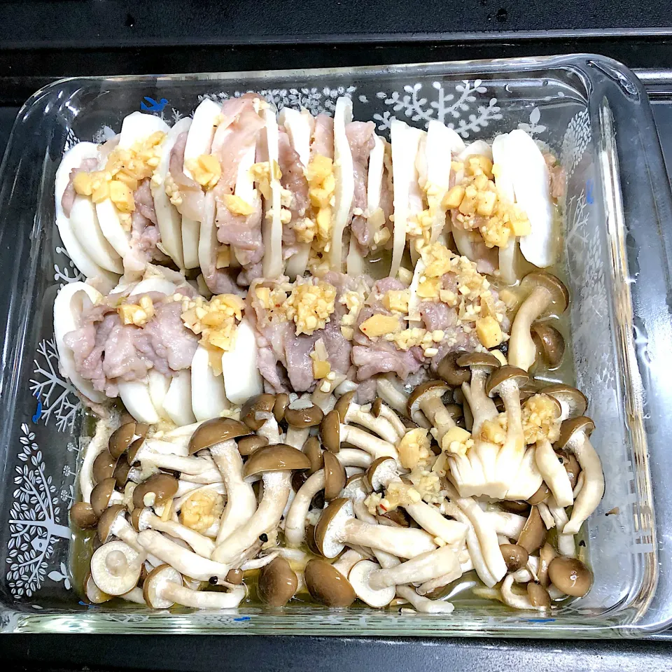 Snapdishの料理写真:豚肉と蕪のにんにくレンジ蒸し|ラブリー心愛さん