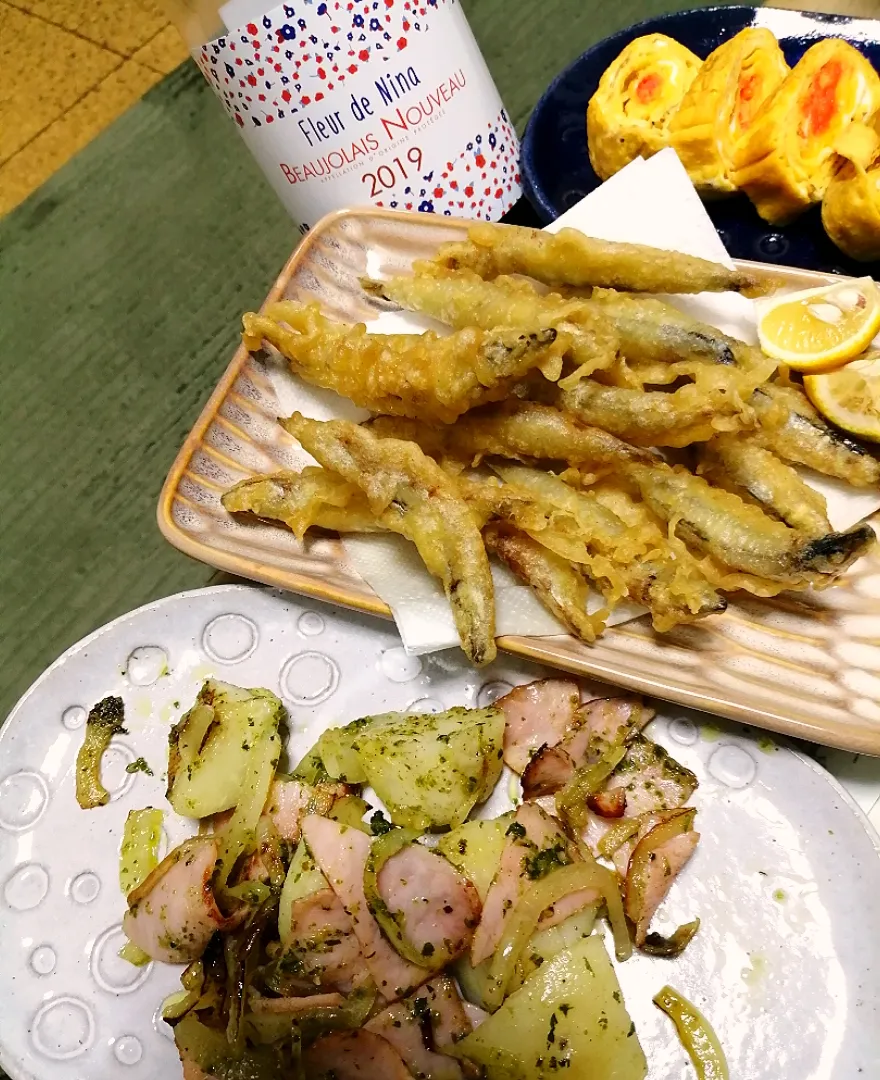 Snapdishの料理写真:きびなごの天ぷら。ジャーマンポテトのバジルソース風。明太子入り卵焼き。とボジョレー🍷|ナナオさん