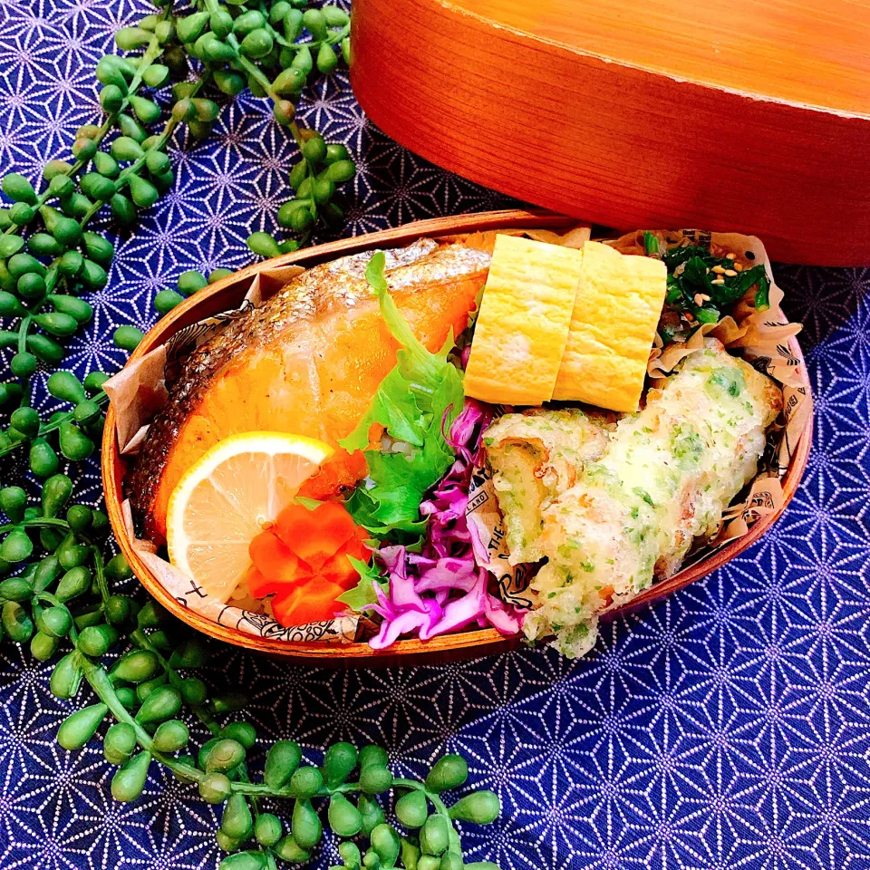 鮭のっけ弁当✴︎                                                  シンプルに美味しい♬|あやみんさん