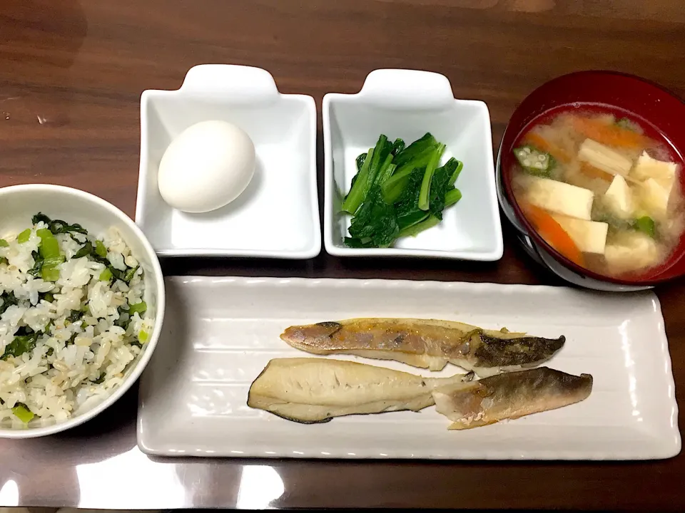 Snapdishの料理写真:ダイエット食 ほっけ焼き 豆腐とえのきの味噌汁 小松菜のからし和え 温玉|おさむん17さん