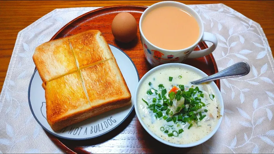 Snapdishの料理写真:12/2のお昼ごはん
かぶとベビーホタテの豆乳スープ
トースト(オリーブオイルかけ) 
ルイボスティー(ミルク入り)|卯月さん