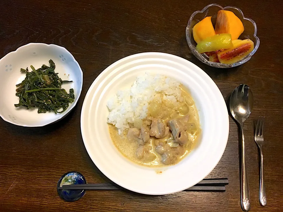 Snapdishの料理写真:タイカレー、春菊の胡麻和え、柿とキウイ|カドラさん