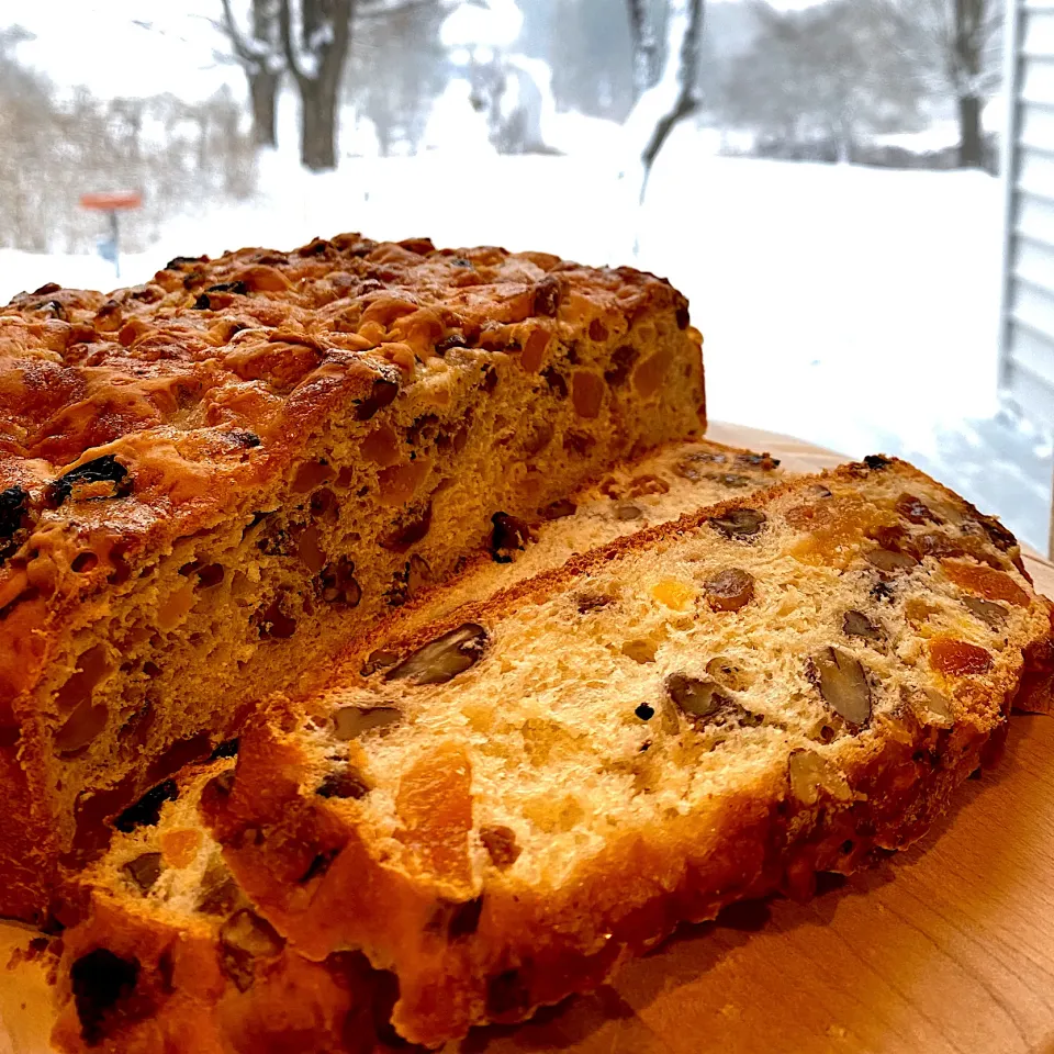 Tuscan coffee cake with walnuts, apricots and raisins.|Dean M Rogersさん