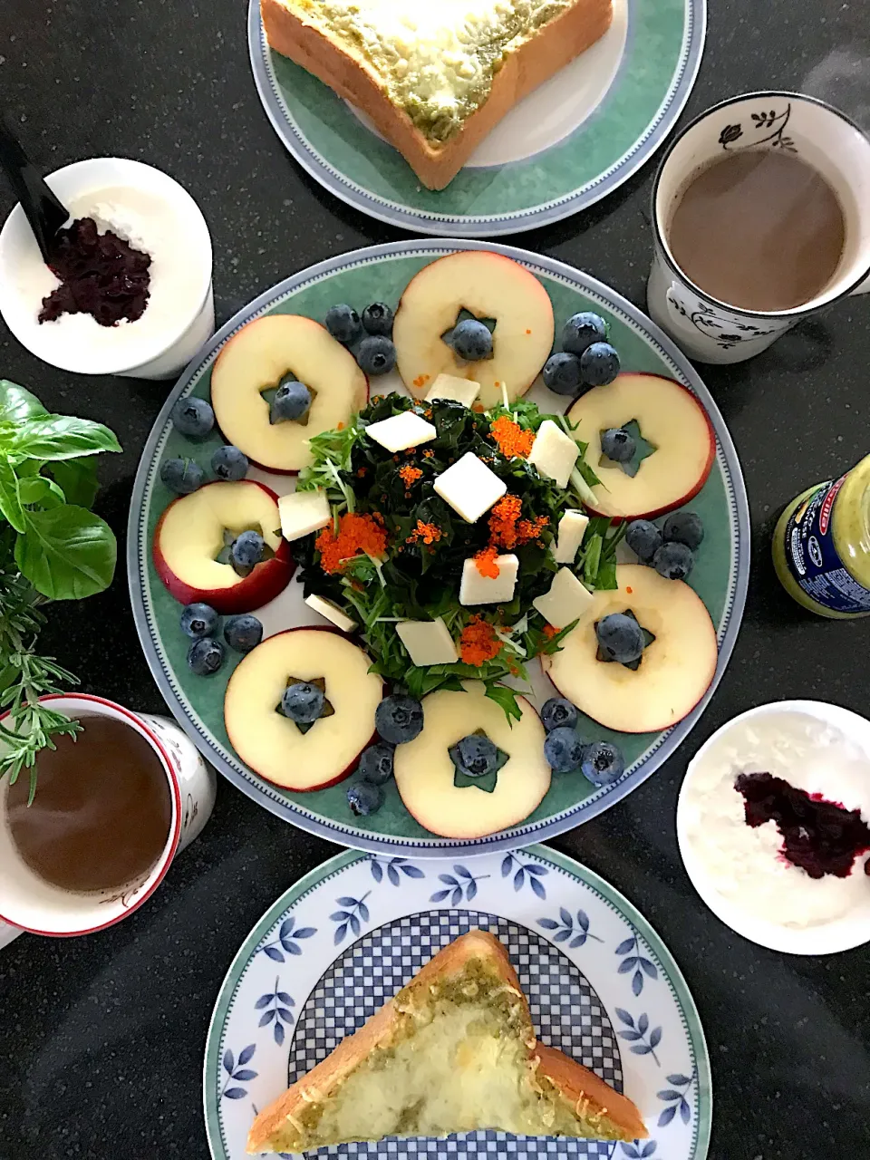 バジルペーストパンとりんごのサラダで朝ごはん|シュトママさん