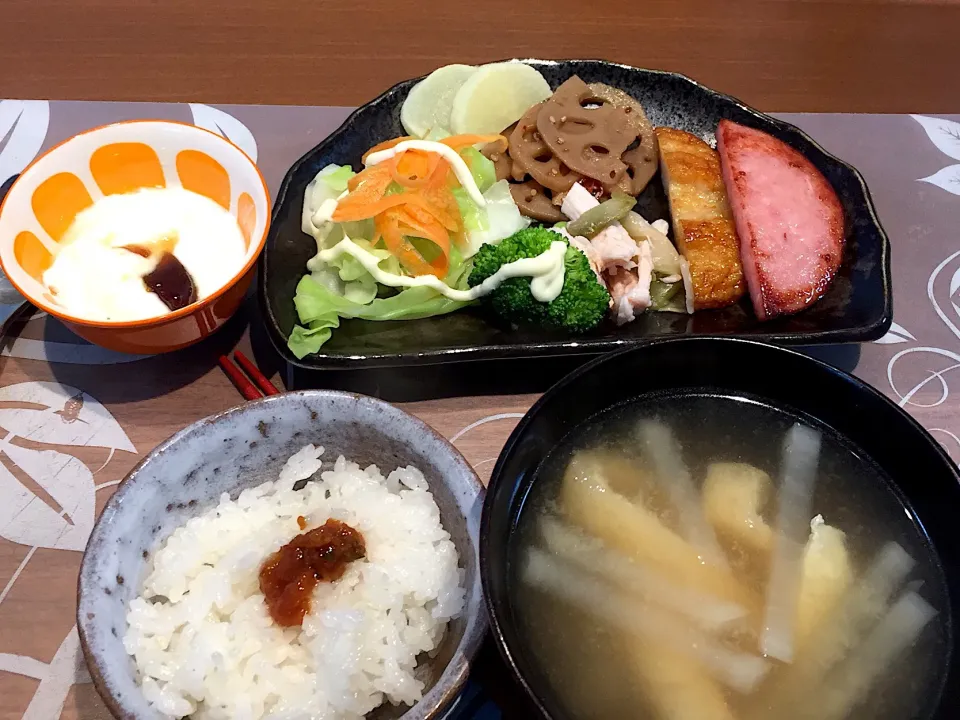 Snapdishの料理写真:朝ごはん
ハムステーキ、玉ねぎはんぺん、茹でキャベツ、ブロッコリー、人参酢漬け、レンコンきんぴら、たくあん、白米、大根と揚げの味噌汁、オレンジジャム添えヨーグルト|かよちゃんさん